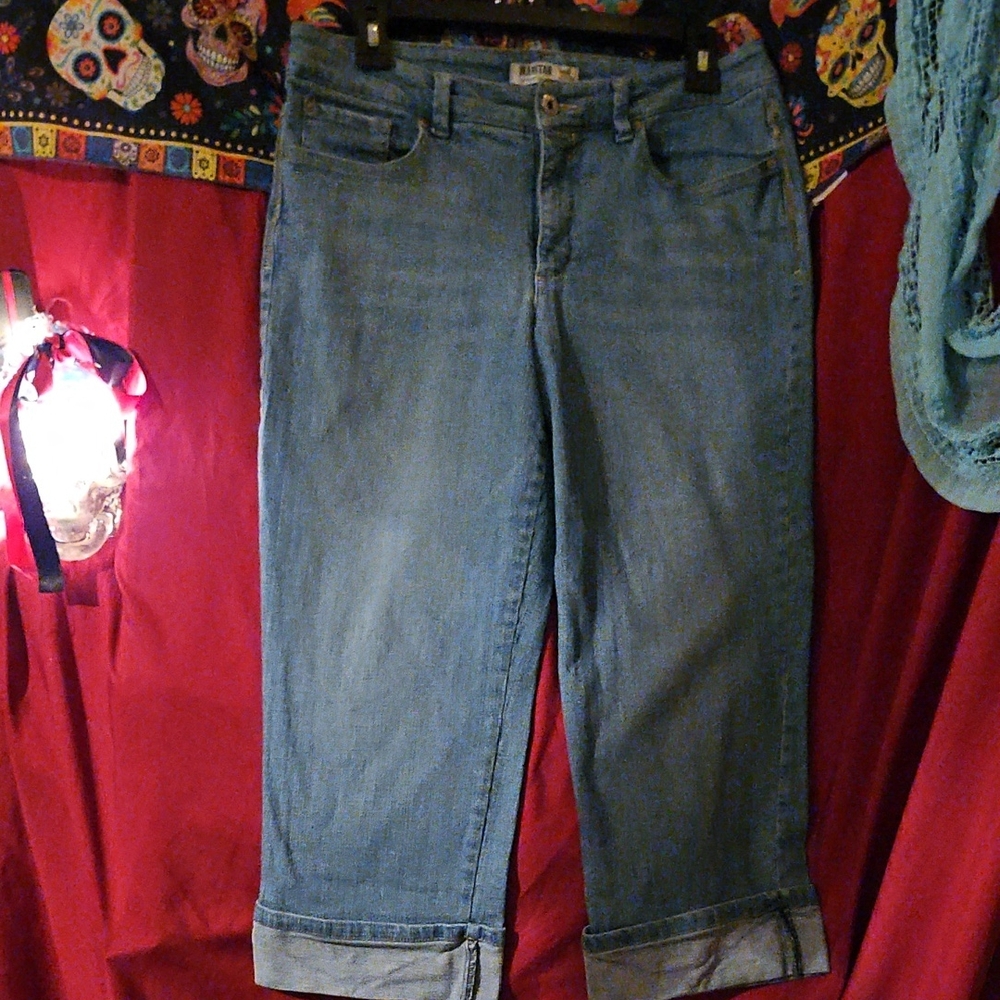 EUC Jeanstar Light Denim Cuffed Capris With Detailed Back Pockets
